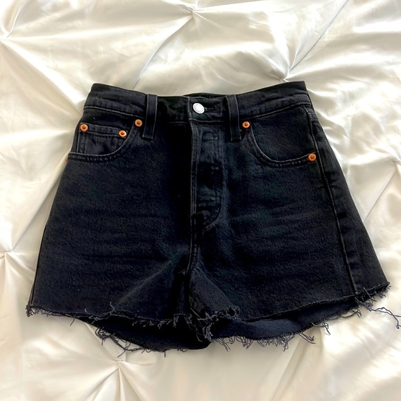 Levi’s Ribcage Shorts - Picture 3 of 6